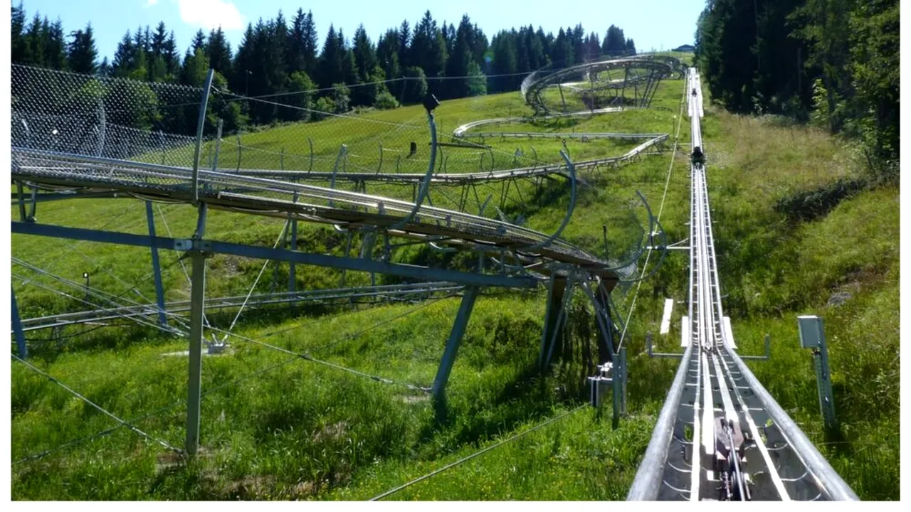În această vară, turiştii se pot da cu sania la Poiana Braşov 