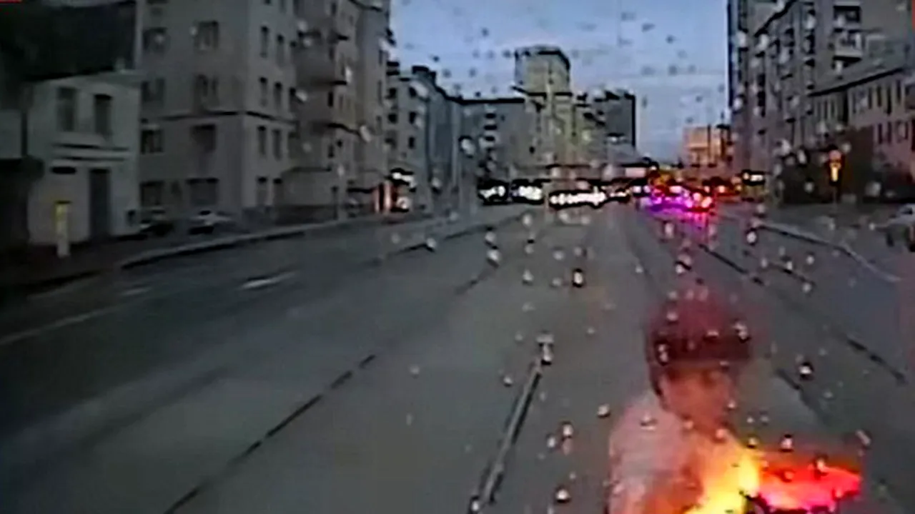 Imagini şocante: O femeie, distrasă de telefonul mobil, a murit după ce a fost lovită de un tramvai - VIDEO