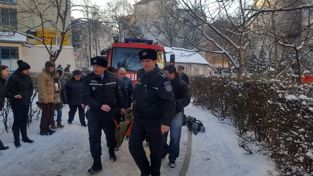Peste 30 de persoane, evacuate în urma unui incendiu într-un bloc din Botoşani | FOTO