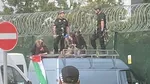 Trei femei din Marea Britanie au fost puse sub acuzare după ce au lovit cu o dubă gardul unei fabrici de apărare