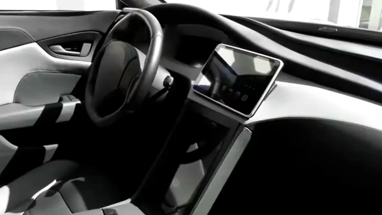 Premierul Marcel Ciolacu a testat la Cluj-Napoca un prototip de maşină electrică produs în România