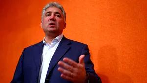 Audierea lui Adriean Videanu a început cu afişarea banner-ului 