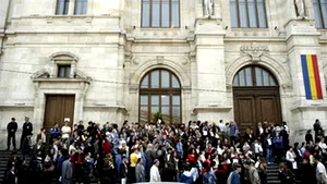 Romanian Court Auxiliary Staff Begin Warning Strike