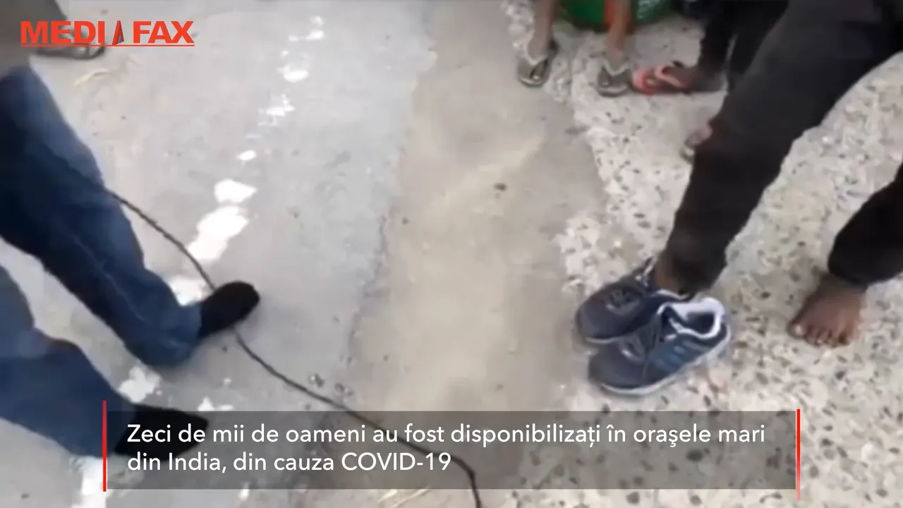 Un reporter BBC i-a făcut cadou propriii pantofi unui om desculţ, care avea de mers sute de kilometri pe jos