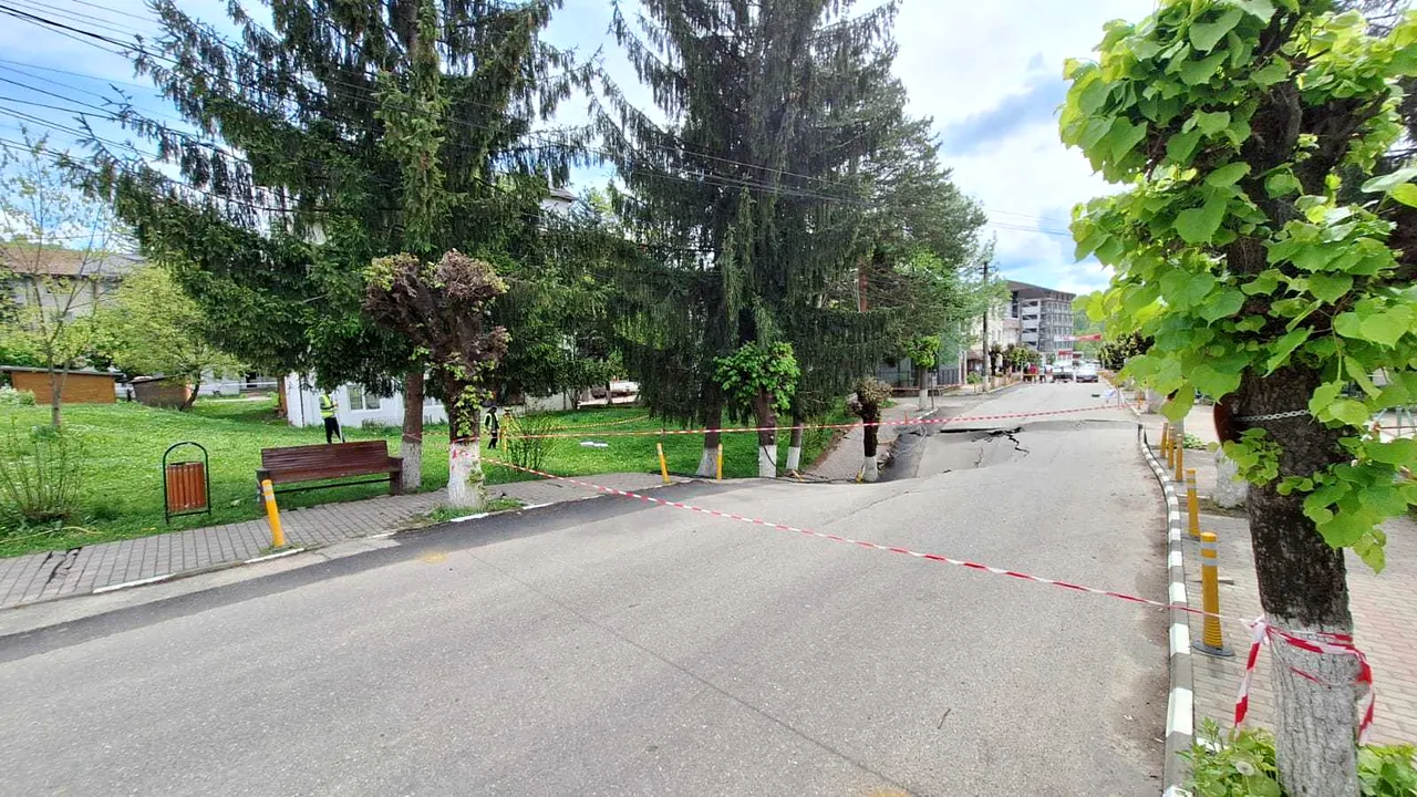 Slănic: Proprietarii evacuaţi se pot întoarce la proprietăţi / Care ar fi fost cauza surpării