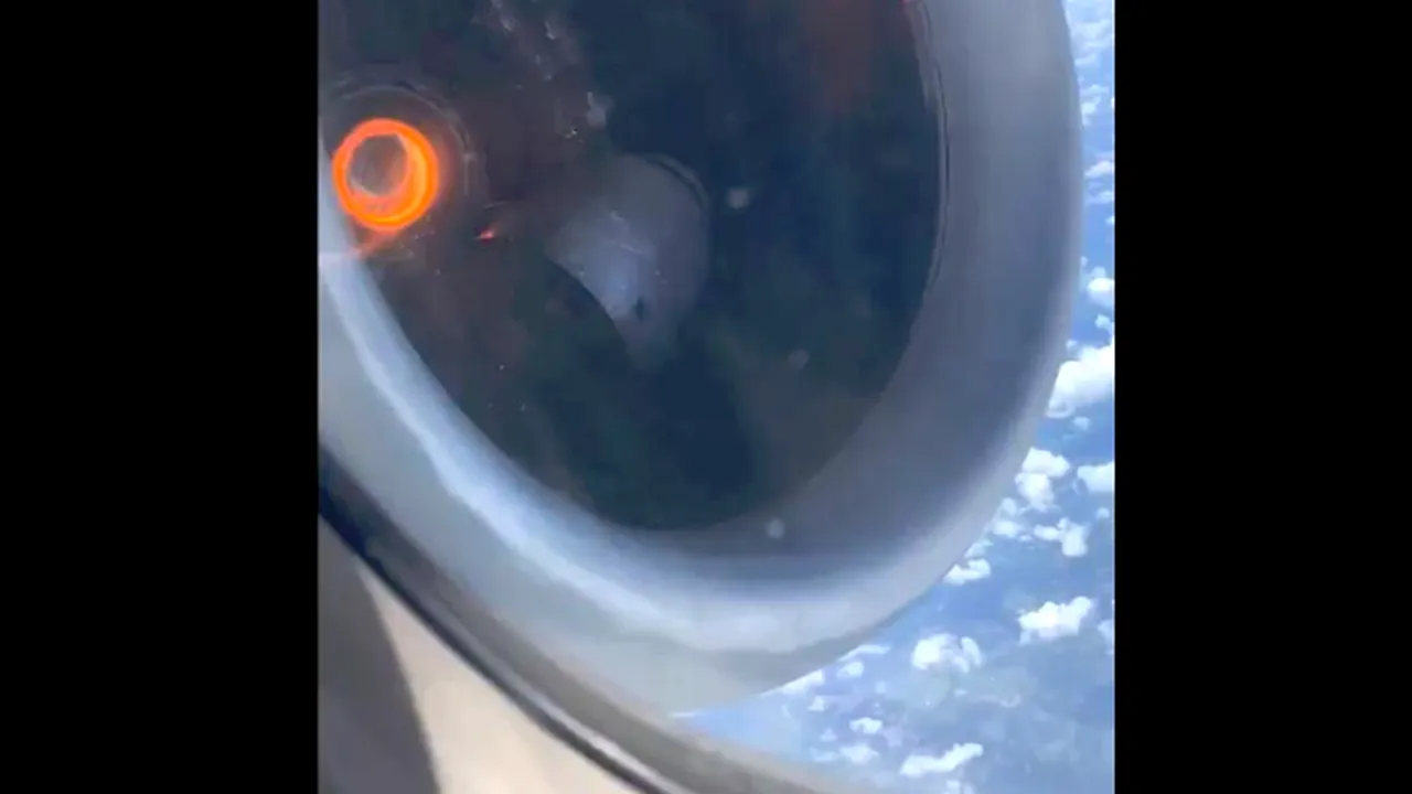 Clipe de coşmar: Pasagerii unui avion spun rugăciuni şi încearcă să ia legătura cu cei dragi, după ce motorul aeronavei s-a defectat | VIDEO