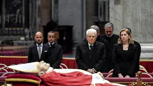Funeraliile Papei Emeritus Benedictus al XVI-lea. Cei îndoliaţi s-au adunat în Piaţa Sfântului Petru ca să-şi ia rămas bun de la fostul papă 