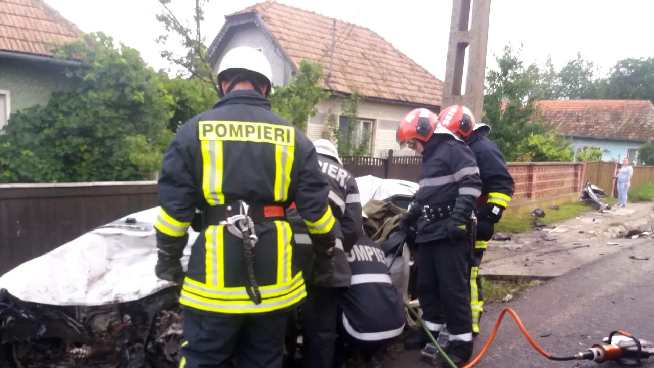Accident grav pe DN 11. Doi morţi şi doi răniţi, în urma impactului dintre o maşină şi un tir - FOTO