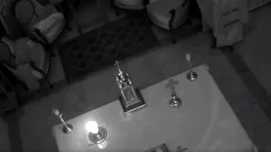 VIDEO Un colţ de rai în mijlocul iadului: Altarul unei biserici ortodoxe din Beirut a scăpat neatins de explozie