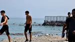 Criză în Ceuta. Doi minori migranți, răniți într-un atac cu cuțitul. Alertă sanitară pe o plajă