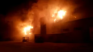 Incendiul masiv de la fabrica de condimente din Alba nu a fost stins încă, după aproape 24 de ore de luptă cu focul