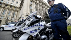 Un motociclist al Brigăzii Rutiere, rănit de un autobuz