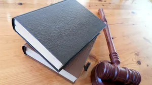 Proces ciudat în Bihor: un deţinut cere daune de 12 milioane de lei judecătorilor / Acuzaţiile aduse magistraţilor