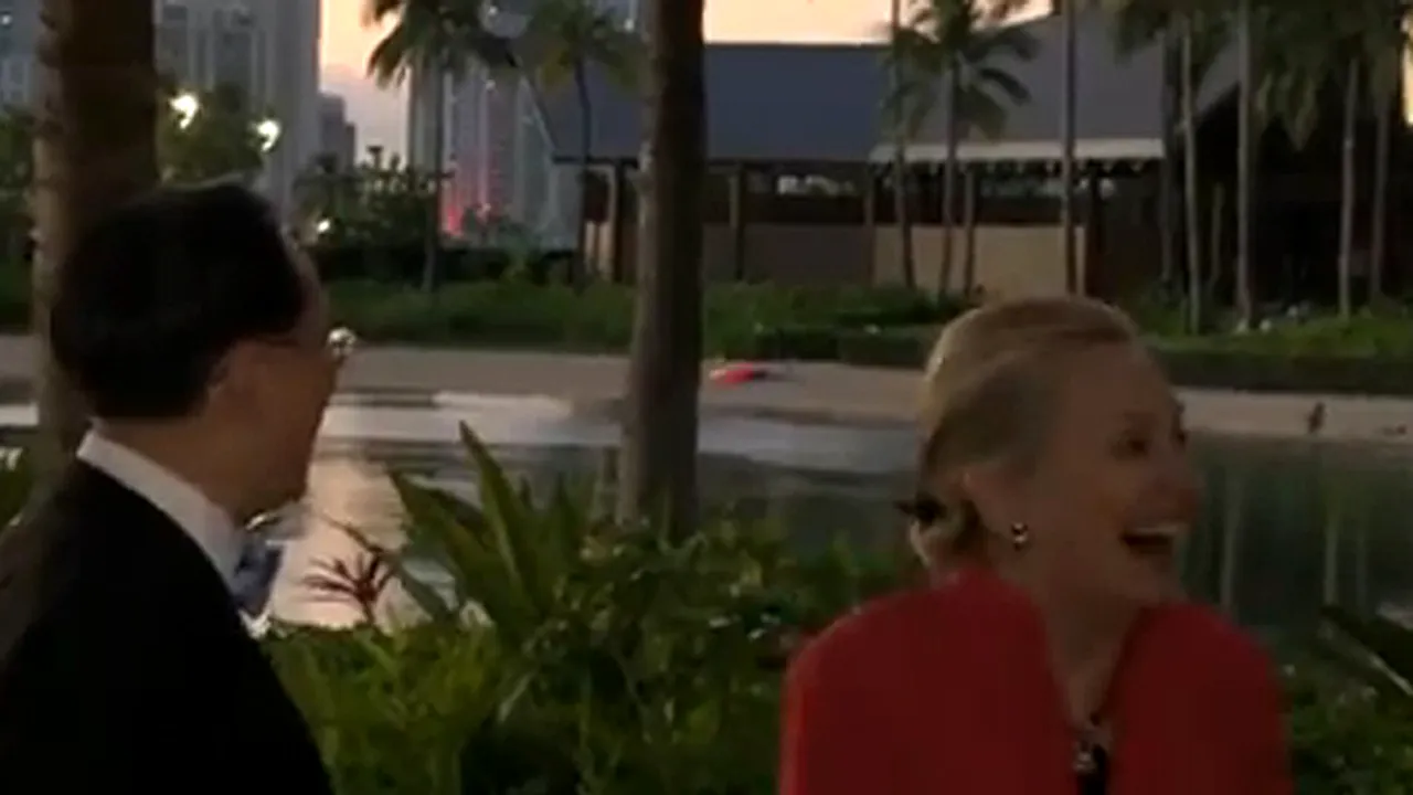 Cum reacţionează Hillary Clinton la vederea unui bărbat aproape gol - VIDEO