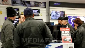 BLACK FRIDAY 2014 în IMAGINI: Cum au arătat astăzi magazinele din Cluj, Buzău şi Bucureşti - GALERIE FOTO
