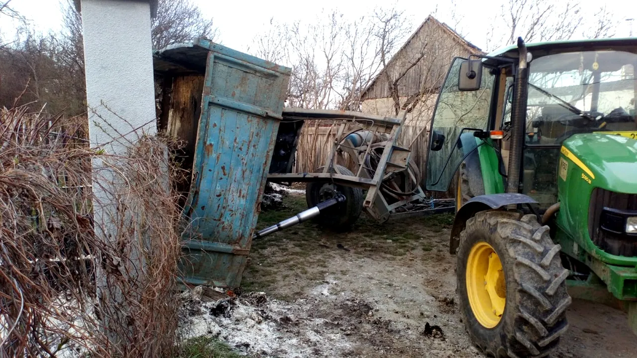 Copil de 4 ani din Sibiu, în stare gravă, după ce remorca unui tractor s-a răsturnat peste el | FOTO, VIDEO
