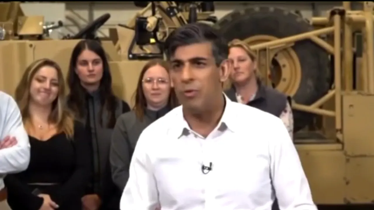 Incident de campanie. O femeie face mutre la spatele lui Sunak, în timpul discursului premierului britanic

