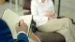 Adolescenții de peste 16 ani ar putea merge la psiholog fără acordul părinților