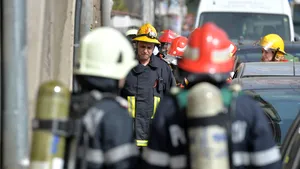 Intervenţie periculoasă a pompierilor, în urma unor scurgeri de gaz de la o autocisternă de transport GPL / 500 de oameni, evacuaţi/ Pericolul de explozie a fost înlăturat