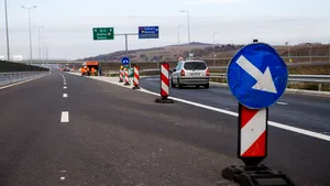 Banda a doua a Autostrăzii A1 Deva – Sibiu, blocată din cauza unei maşini care a lovit glisiera