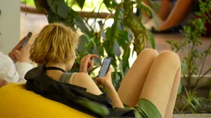 Studiu: Utilizarea excesivă a platformelor TikTok și Instagram poate duce la degradarea creierului. Care este explicația