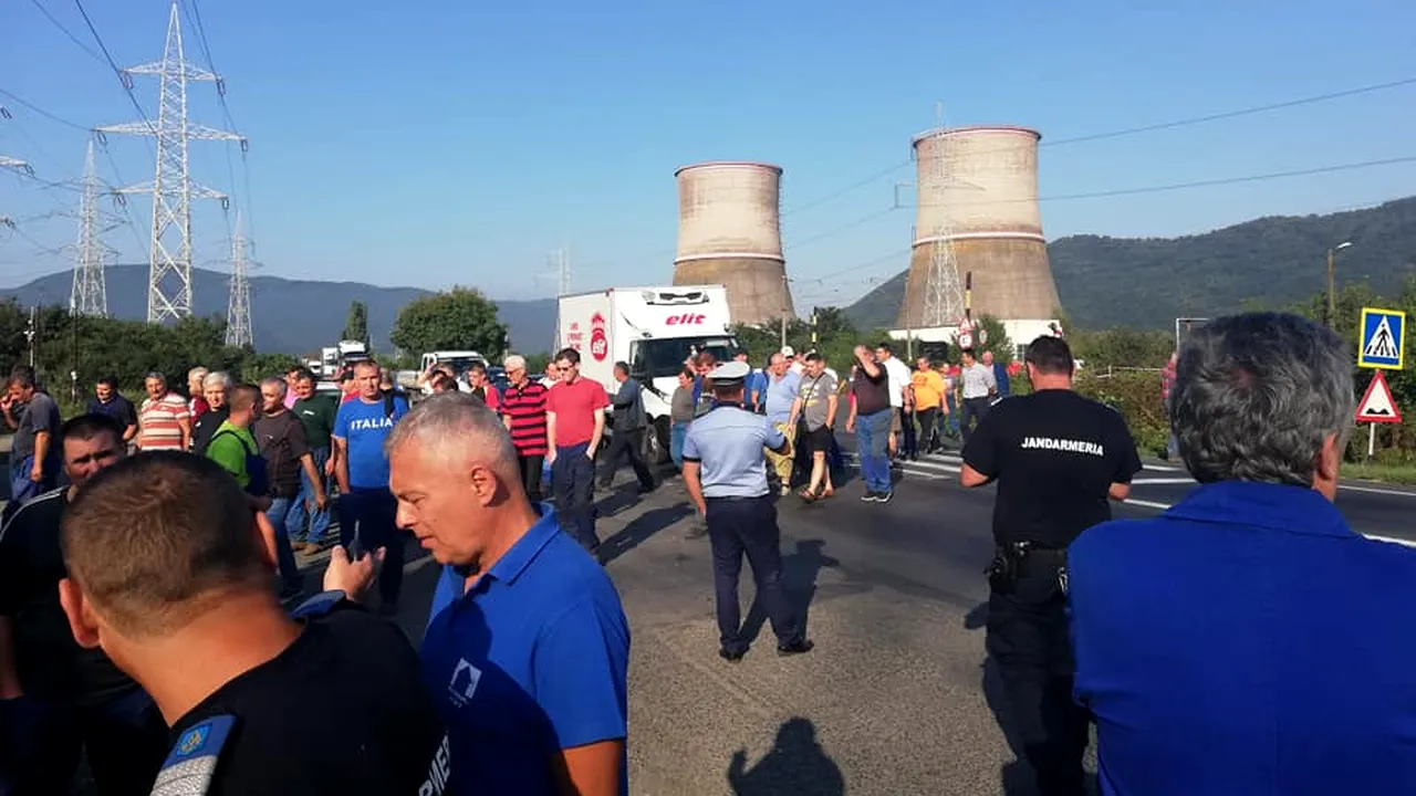 Protest la Termocentrala Mintia. Oamenii ameninţă că vor bloca un drum 