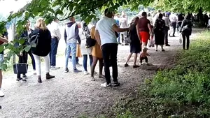 FOTO Mii de oameni la mormântul lui Arsenie Boca, în ziua cu cele mai multe cazuri de infectare, după relaxare