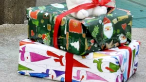 Vrei să cumperi fără bătăi de cap cadouri de Crăciun? Găseşti la outleturile online sau la târgurile virtuale!