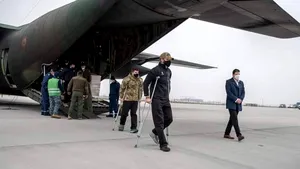 Patru militari români răniţi în Afganistan, aduşi în ţară cu o aeronavă care a transportat echipament medical din Germania
