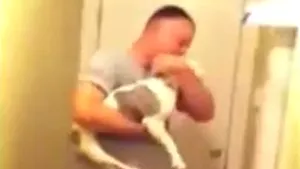 Clip EMOŢIONANT: Cum îşi întâmpină un câine cu dizabilităţi stăpânul întors din Afganistan - VIDEO