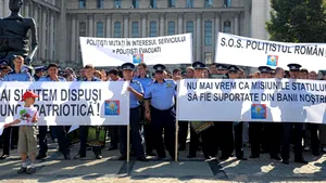 Aproximativ 200 de poliţişti au protestat, luni, în Capitală