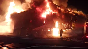 Oradea: Incendiu puternic la Piaţa Cetate. Aproape 60 de pompieri, mobilizaţi. FOTO & VIDEO