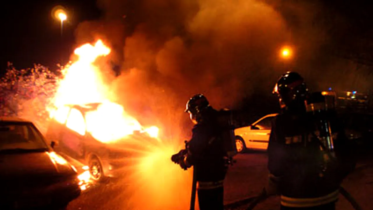 Trei maşini incendiate, într-un interval de 20 de minute, într-o parcare din Braşov