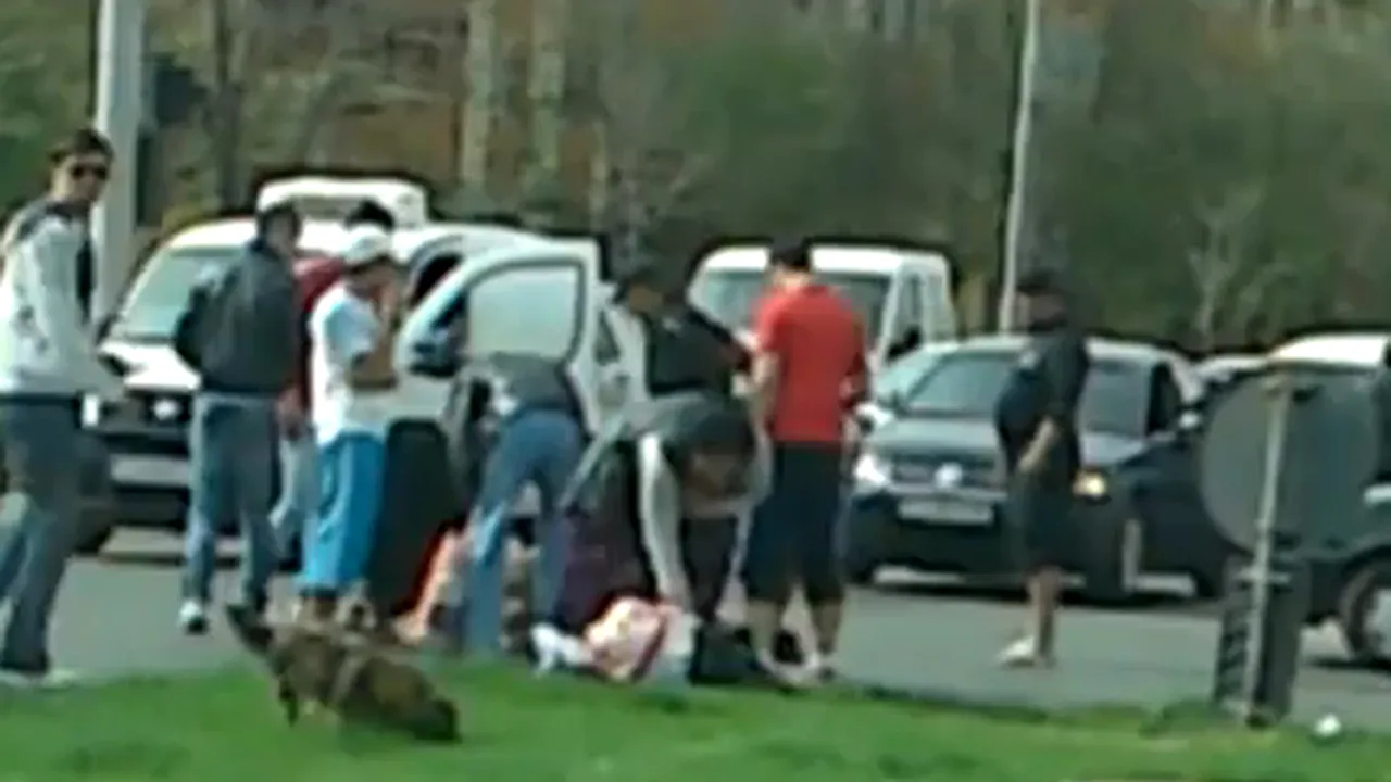 IMAGINI ŞOCANTE: O femeie lovită de maşină, jefuită în timp ce zăcea pe asfalt - VIDEO