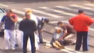 Bătrână lovită pe o trecere de pietoni de o maşină care ducea mireasa la nuntă - VIDEO