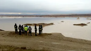 Operaţiune de salvare de amploare în judeţul Braşov: Oameni şi animale, surprinse pe o insula formată de ape | GALERIE FOTO, VIDEO