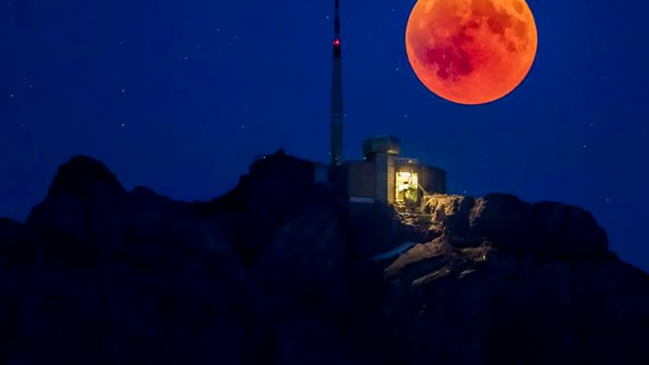Eclipsă parţială de Lună în România, în noaptea de sâmbătă spre duminică