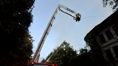 SOCIAL Incendiu violent la o clădire dintr-o fostă unitate militară din Vâlcea. Intervin pompieri din patru județe