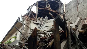 Zidul unei clădiri din Piaţa Sfatului din Braşov s-a prăbuşit. O persoană, evacuată pe fereastră - FOTO