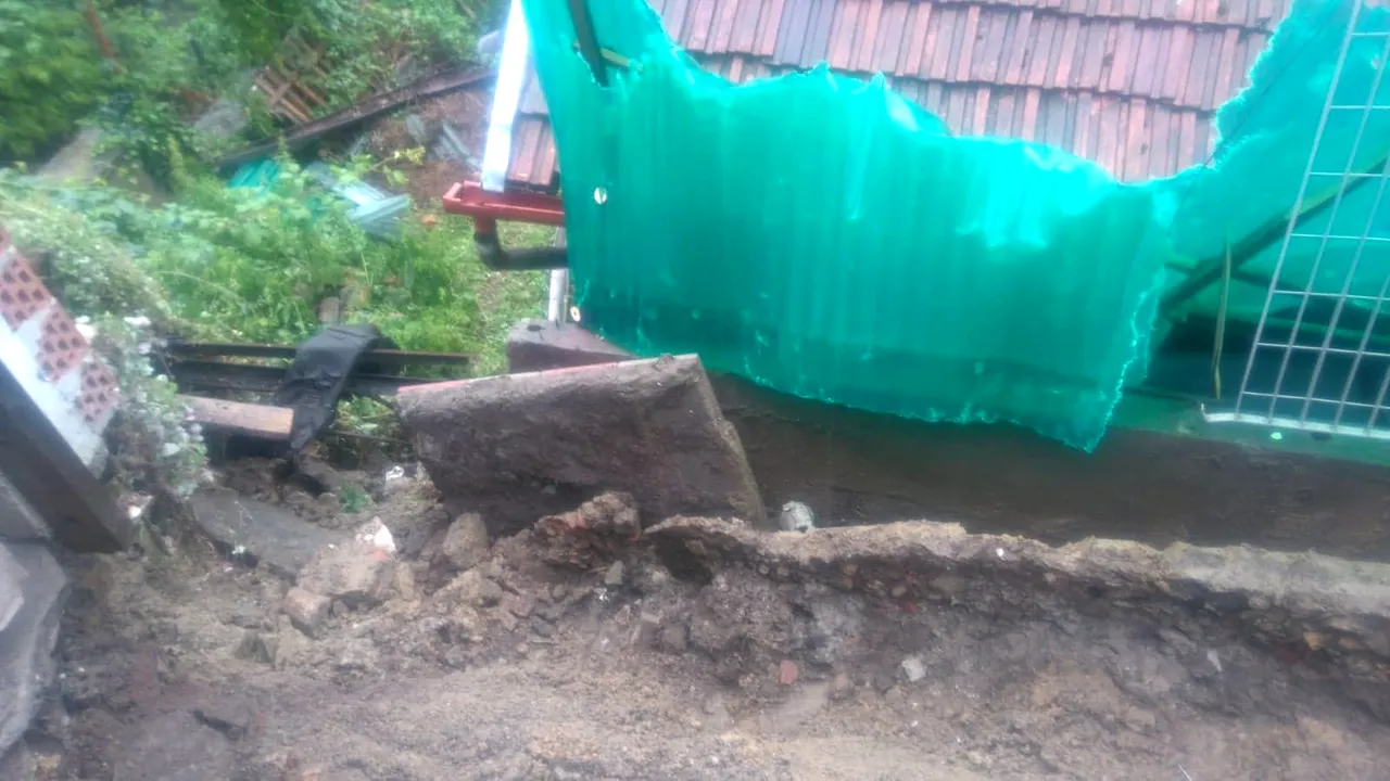 Ploaie torenţială puternică la Reşiţa. În câteva minute a inundat oraşul | FOTO, VIDEO