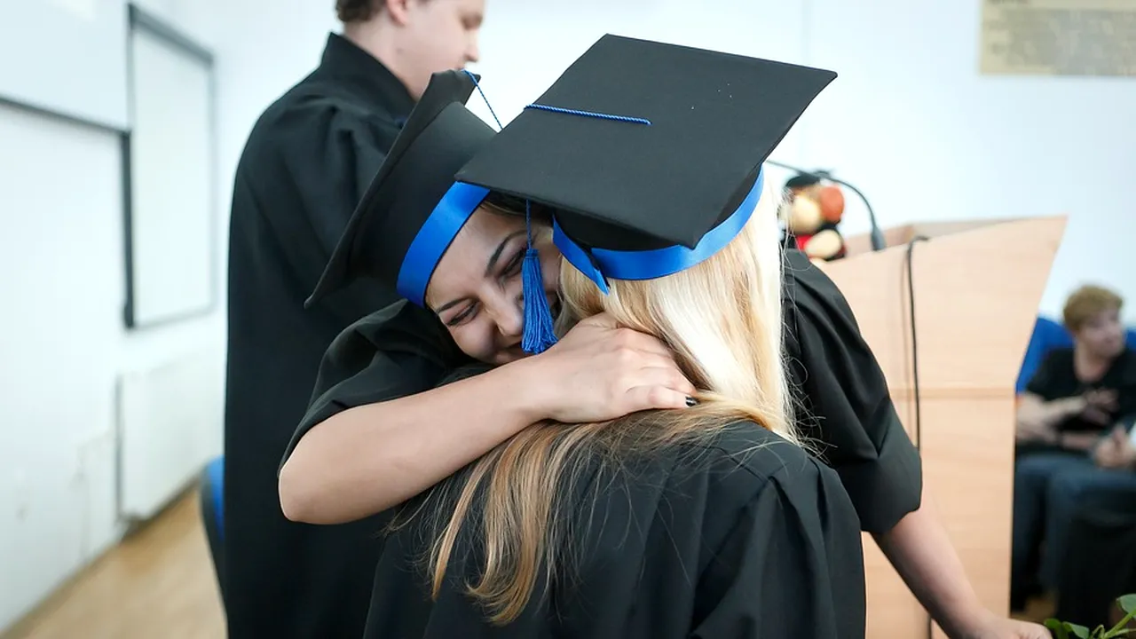 Profesorul ideal, conform studenţilor din Cluj: Prietenos, să discute pe Facebook şi să ducă studenţii în excursii sau la cafea