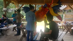 REPORTAJ | Cocoş mexican din ceramică, de 2 METRI, pictat în culorile drapelului românesc, la Sibiu - GALERIE FOTO