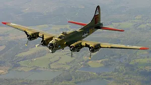 VIDEO | Zbor demonstrativ încheiat tragic: Cel puţin cinci morţi, după ce un bombardier din al II-lea Război Mondial s-a prăbuşit