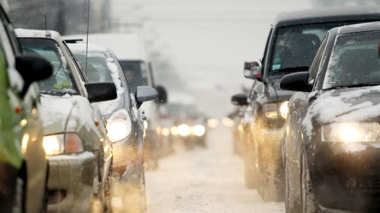 15 maşini blocate pe DN 6, unde s-a produs o avalanşă