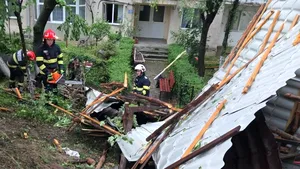 Zeci de mesaje Ro-Alert în țară din cauza vijeliilor: case inundate, copaci și acoperișuri la pământ, mașini distruse. Un om a murit