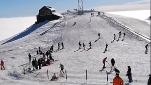 FOTO&VIDEO Aglomeraţie la munte, pe pârtiile de schi. Turiştii s-au bucurat de ziua însorită, respectând regulile de distanţare