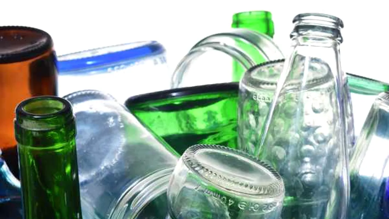 Sticlă și metal reciclat: ce obligații noi ar putea avea producătorii de ambalaje