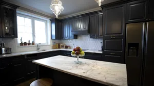 Bucătărie în stil clasic: 10 idei de amenajare cu piatră naturală