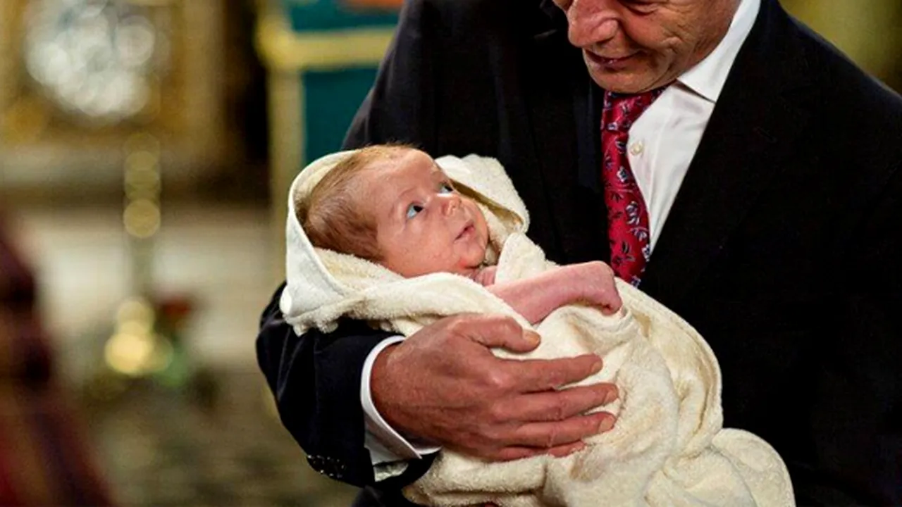 Traian Băsescu a postat pe Facebook o fotografie de la botezul nepotului său