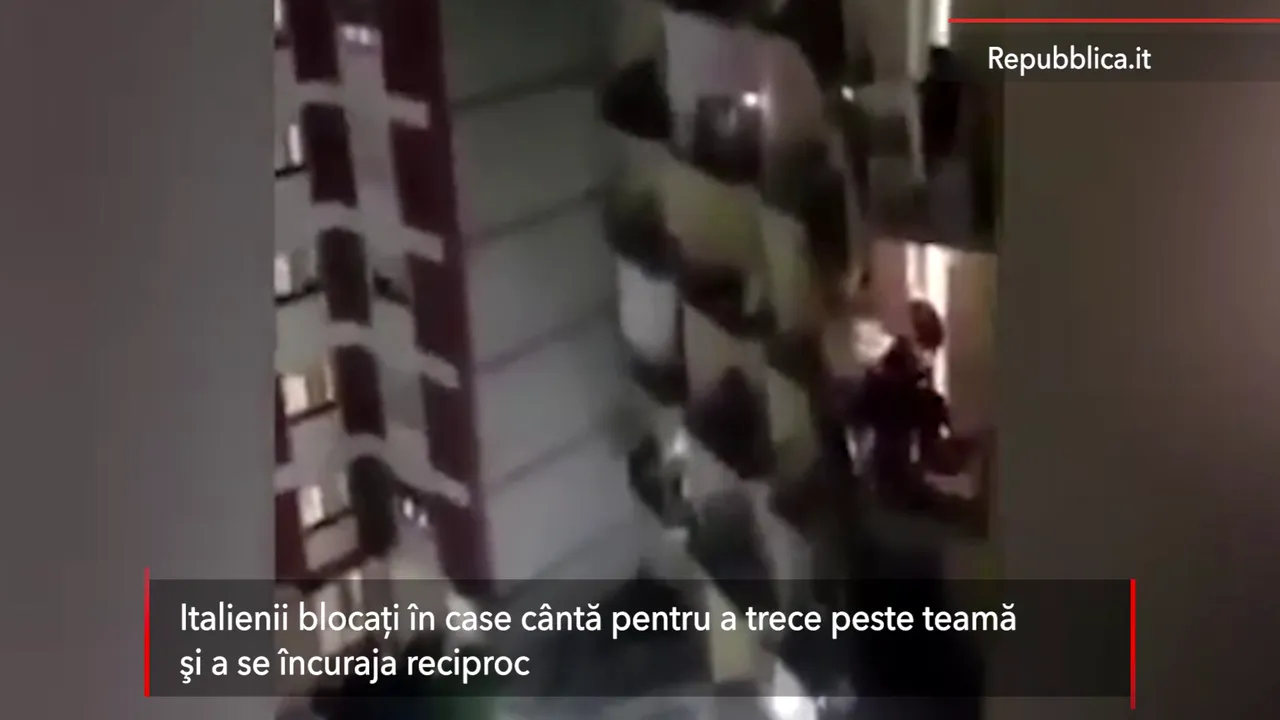 Cum trec italienii blocaţi în casă peste momentele de teamă şi panică. Cântă de la balcoane pentru a se încuraja. VIDEO